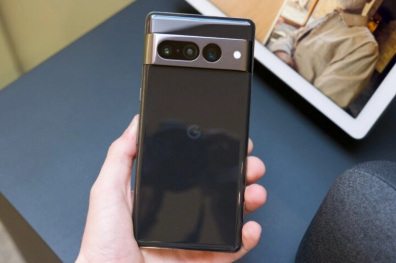 Google Pixel 7 Pro в черном цвете