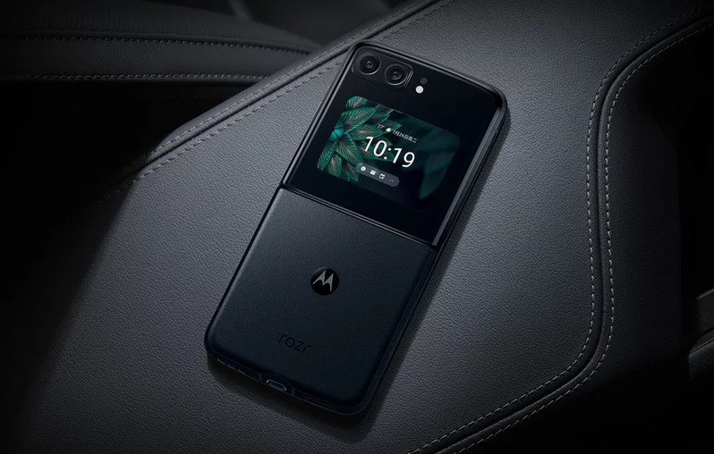 Motorola Moto Razr 2022 в черном цвете