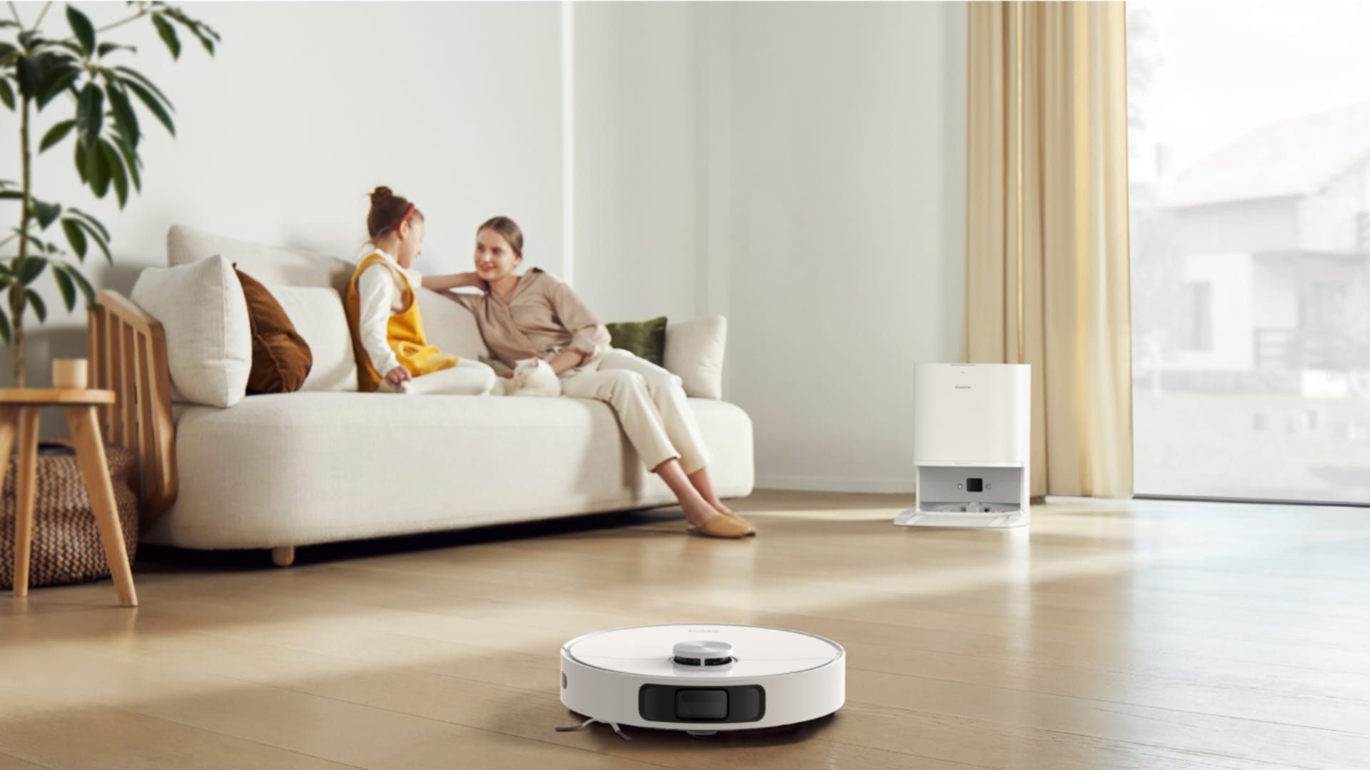 Пылесос убирает комнату